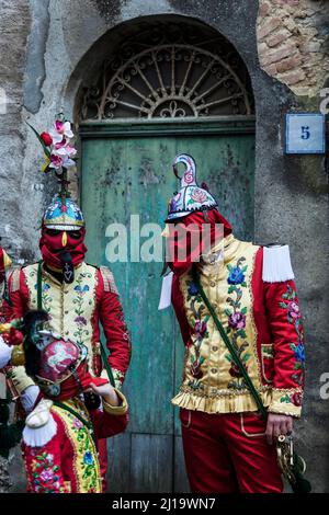 Die einzigartige Kleidung der Judei während der Karfreitagsprozession, vor einem alten Haus im Bergdorf San Fratello, Sizilien, Italien Stockfoto