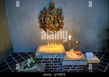 Relief der Jungfrau Maria mit Christkind und Opferkerzen, Kirche St. Franziskus, Steufzgen, Kempten, Allgäu, Bayern, Deutschland Stockfoto