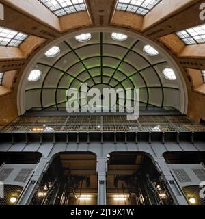 Ansicht der Nordkuppel und Käfige vom Tunnelboden, Alter Elbtunnel, Hamburg, Deutschland Stockfoto