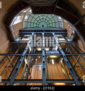 Ansicht der Nordkuppel und Käfige vom Tunnelboden, Alter Elbtunnel, Hamburg, Deutschland Stockfoto