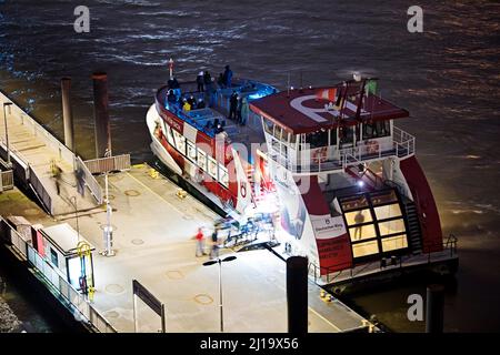 HVV-Hafenfähre Linie 62 MS Elbe Philharmonic Hall at Dockland at Night, Hamburger Hafen, Hamburg, Deutschland Stockfoto