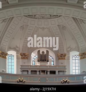 Eine der fünf Orgeln mit dem Deckengewölbe in der Hauptkirche St. Michaelis, genannt Michel, Hamburg, Deutschland Stockfoto