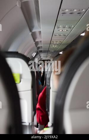 Ein Blick in die Ebene zwischen Sitzreihen. Das Konzept von Ruhe und Reisen. Vertikales Foto. Stockfoto