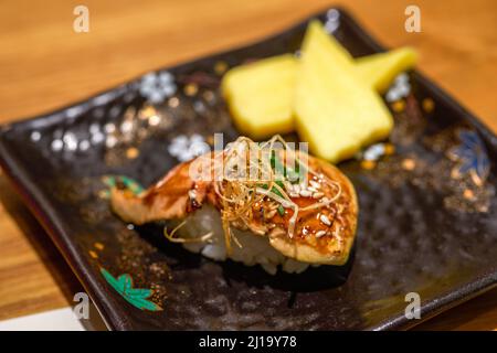 Ein duftendes und köstliches japanisches Gericht, gebratenes Foie Gras Sushi Stockfoto