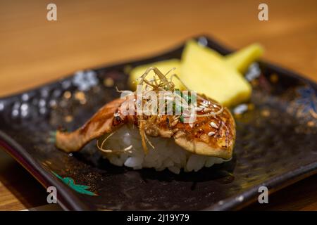 Ein duftendes und köstliches japanisches Gericht, gebratenes Foie Gras Sushi Stockfoto