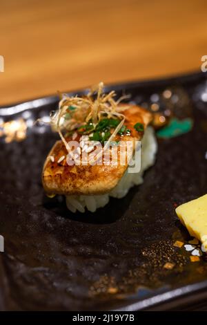 Ein duftendes und köstliches japanisches Gericht, gebratenes Foie Gras Sushi Stockfoto