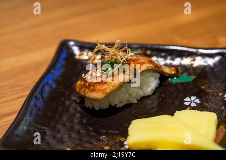 Ein duftendes und köstliches japanisches Gericht, gebratenes Foie Gras Sushi Stockfoto