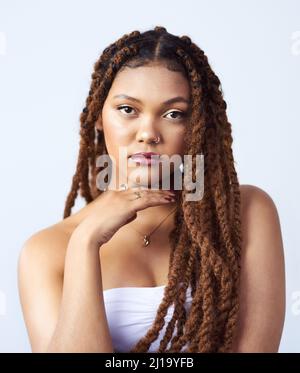 Die natürliche Schönheit ist unschlagbar. Studioaufnahme einer schönen jungen Frau, die vor einem grauen Hintergrund posiert. Stockfoto