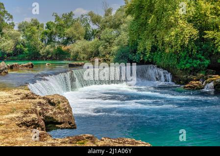 Manavgat Wasserfall und Fluss in der Provinz Antalya in der Türkei an einem sonnigen Sommertag Stockfoto