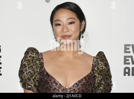 Los Angeles, USA. 23. März 2022. Stephanie Hsu kommt bei der ALL EVERYTHING EVERYWHERE ALL AT ONCE Los Angeles Vorführung an, die am Mittwoch, 23. März 2022, im Theater im Ace Hotel in Los Angeles, CA, stattfand. (Foto: Sthanlee B. Mirador/Sipa USA) Quelle: SIPA USA/Alamy Live News Stockfoto