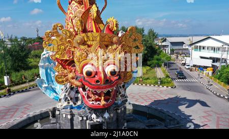 Nahaufnahme-Kreisverkehr mit Fischstatue mit Barongskopf im Hafen von Pelabuhan Benoa auf Bali Stockfoto