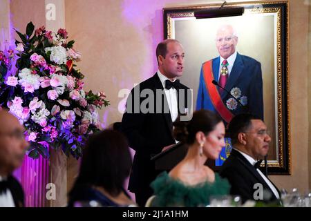 Jamaikas Premierminister Andrew Holness (ganz rechts) und die Herzogin von Cambridge (zweite von rechts) hören zu, wie der Herzog von Cambridge eine Rede bei einem Abendessen hält, das von Patrick Allen, dem Generalgouverneur von Jamaika, im King's House, Kingston, Jamaika, Am fünften Tag der königlichen Reise durch die Karibik im Namen der Königin anlässlich ihres Platin-Jubiläums. Bilddatum: Mittwoch, 23. März 2022. Stockfoto