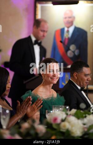 Jamaikas Premierminister Andrew Holness (ganz rechts) und die Herzogin von Cambridge (zweite von rechts) hören zu, wie der Herzog von Cambridge eine Rede bei einem Abendessen hält, das von Patrick Allen, dem Generalgouverneur von Jamaika, im King's House, Kingston, Jamaika, Am fünften Tag der königlichen Reise durch die Karibik im Namen der Königin anlässlich ihres Platin-Jubiläums. Bilddatum: Mittwoch, 23. März 2022. Stockfoto