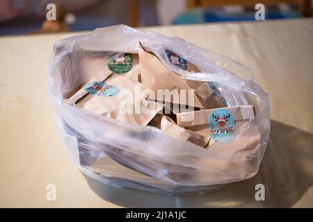 Adventskalender in Form von kleinen Geschenken in einer Plastiktüte, Deutschland Stockfoto