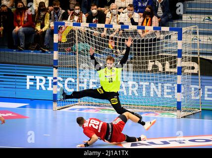 Torwurf Szabolcs SZOELLOESI (HUN) gegen Torwart Andreas WOLFF (GER), Duelle, Wurf, Action, Handball Laenderspiel der Men, Freundschaftsspiel, Deutschland (GER) - Ungarn (HUN), am 19.. März 2022 in Gummersbach/Deutschland. Â Stockfoto