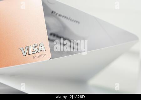 Illustrative redaktionelle Fotografie der Revolut Visa Infinite Karte Stockfoto