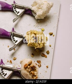 Eine selektive Aufnahme von verschiedenen aromatisierten Eiscremes in verschiedenen Keksschaufeln Stockfoto