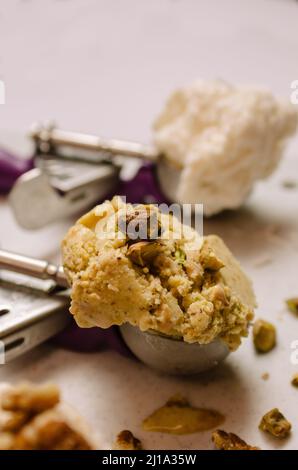 Eine selektive Aufnahme von verschiedenen aromatisierten Eiscremes in verschiedenen Keksschaufeln Stockfoto