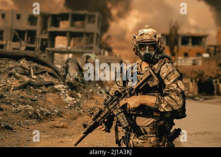 Militärkräfte & Hubschrauber zwischen Rauch und Staub in zerstörter Stadt. Stockfoto