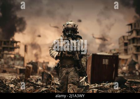 Militärkräfte und Hubschrauber zwischen Rauch und Staub in zerstörter Stadt. Stockfoto