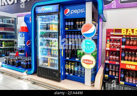 Samara, Russland - 12. März 2022: Flaschen Pepsi Cola und andere Getränke im Regal Stockfoto