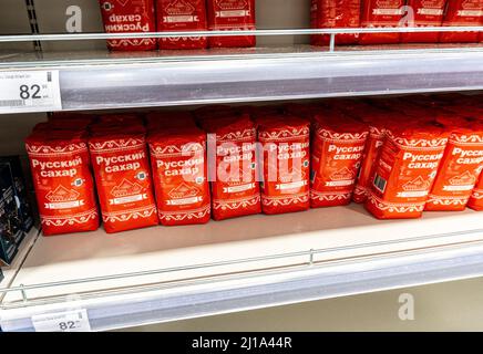 Samara, Russland - 17. März 2022: Verpackter Zucker, der in einem Supermarkt im Regal verkauft wird Stockfoto