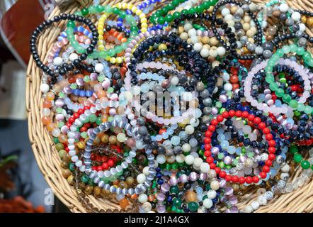 Armbänder aus natürlichen Halbedelsteinen. Edelsteinschmuck. Stockfoto