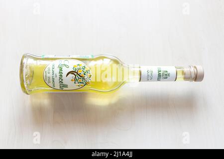 Moskau, Russland - 20. März 2022: Flasche sizilianischen Isolabella Limoncello auf blassen Tisch liegen. Limoncello ist ein italienischer Zitronenlikör, der aus der Zeste hergestellt wird Stockfoto