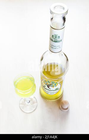 Moskau, Russland - 20. März 2022: Likörglas und offene Flasche sizilianischen Isolabella Limoncello auf hellem Tisch. Limoncello ist italienischer Zitronenlikör ma Stockfoto