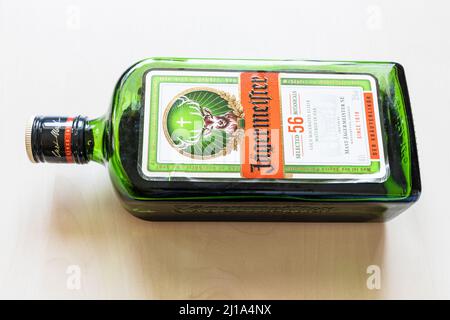 Moskau, Russland - 20. März 2022: Flasche Jagermeister-Likör auf blassen Tisch liegen. Jagermeister ist ein deutscher Digestif, der aus 56 Kräutern und Gewürzen hergestellt wird Stockfoto