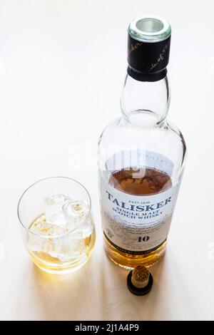Moskau, Russland - 20. März 2022: Glas und Flasche des 10 Jahre alten Single Malt Scotch Whisky auf der Insel Talisker auf dem Tisch. Talisker hat einen 10 Jahre alten Whisky Stockfoto