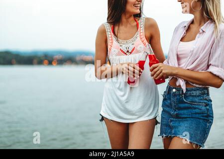 Eine Gruppe junger Freunde, die Spaß am Strand auf der Ferienparty haben. Menschen Glück Konzept Stockfoto