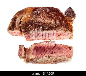 In Scheiben geschnittenes, mittelseltenes gekochtes Ribeye-Rindfleisch-Steak auf weißem Hintergrund Stockfoto