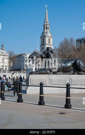 Menschen, die einen sonnigen Frühlingstag auf dem Trafalgar Square, London, England, Großbritannien, genießen möchten. Stockfoto