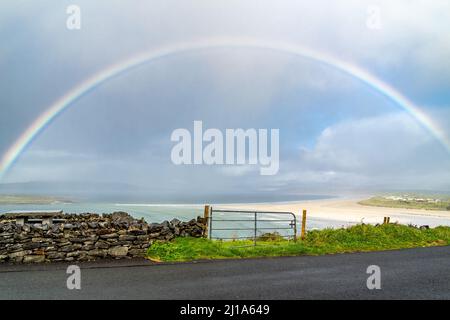 Erstaunlicher Regenbogen über Narin Strand bei Portnoo in der Grafschaft Donegal Irland. Stockfoto