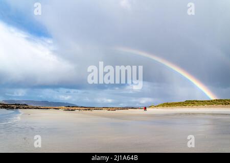 Erstaunlicher Regenbogen über Carrickfad von Portnoo am Narin Strand in der Grafschaft Donegal Irland. Stockfoto