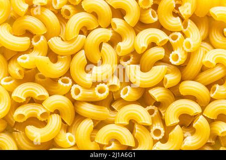 Food Hintergrund von ungekochten Chifferini Rigati Pasta Stücke aus der Nähe Stockfoto