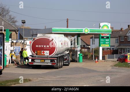 Whittlesey, Großbritannien. 23. März 2022. Ein Hoyer-Tanker füllt die Tanks an dieser BP-Tankstelle in Whittlesey, Cambridgeshire. Die Preise liegen derzeit bei 163,9p pro Liter für bleifreies Benzin und 180,9p pro Liter für Diesel, aber Bundeskanzler Rishi Sunak kündigte heute Abend in seiner Haushaltsfrühlingserklärung eine Reduzierung des Kraftstoffzolls um 5p ab 6,00pm an, daher sollten diese Preise gesenkt werden. Kredit: Paul Marriott/Alamy Live Nachrichten Stockfoto