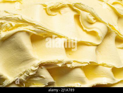 Frozen Pineapple Flavour Gelato - Vollformat Detail. Nahaufnahme einer gelben Oberflächenstruktur von Eiscreme. Stockfoto