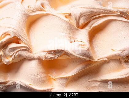 Frozen Tangerine Flavour Gelato - Vollformat Detail. Nahaufnahme einer orangefarbenen Oberflächenstruktur von Mandarin-Eis. Stockfoto