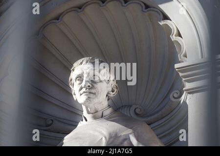 Gedenkstatue für Kardinal John Henry Newman vor der katholischen Kirche (Brompton Oratory), Kensington, London, England. Stockfoto