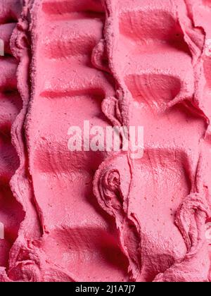 Frozen Strawberry Flavour Gelato - Vollformat Detail. Nahaufnahme einer rosa Oberflächenstruktur von Eiscreme. Stockfoto