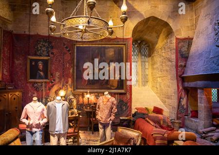 Der Gryffindor Gemeinschaftsraum ist für die Harry Potter Studio Tour in Hogwarts im Warner Bros Studio in London, Großbritannien, eingerichtet Stockfoto