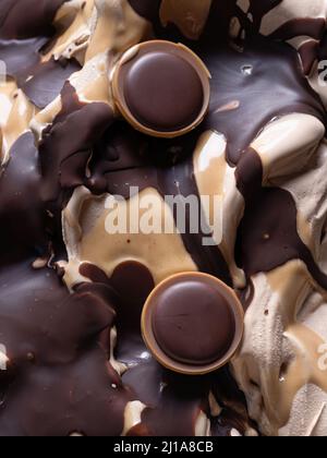 Frozen Toffifee Flavour Gelato - Vollformat Detail. Nahaufnahme der beige cremigen Oberflächenstruktur von Eiscreme mit Karamell und Schokolade Belag w bedeckt Stockfoto