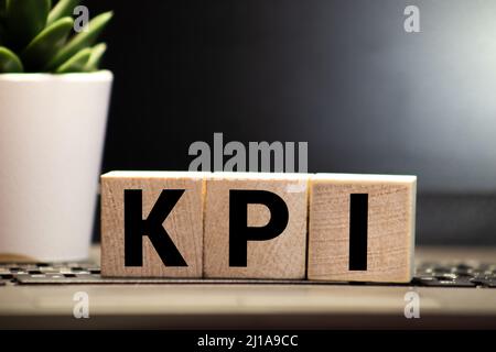 KPI-Wort in Holzblöcken geschrieben, Key Performance Indicator. Stockfoto