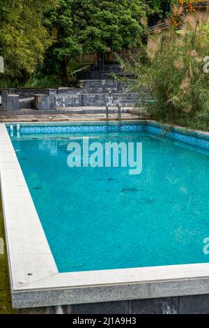 Nahaufnahme eines Swimmingpools im Freien im Park Stockfoto