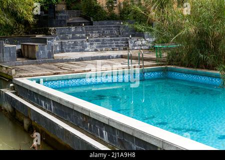 Nahaufnahme eines Swimmingpools im Freien im Park Stockfoto