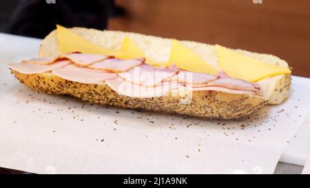 Das Sandwich steht auf dem Tisch. Snack-Küche, Fast-Food-Zubereitung für gewerbliche Küche, Street Food Stockfoto