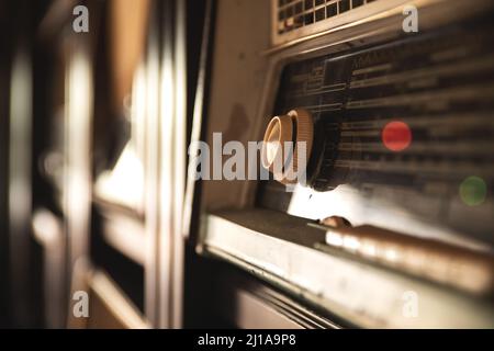 Hintergrund eines anderen alten Radioempfängers Stockfoto