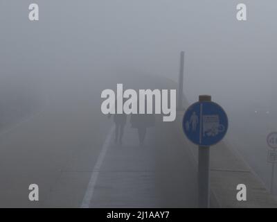 Sheerness, Kent, Großbritannien. 24. März 2022. UK Wetter: Starker Nebel in Sheerness, Kent heute Morgen. Kredit: James Bell/Alamy Live Nachrichten Stockfoto